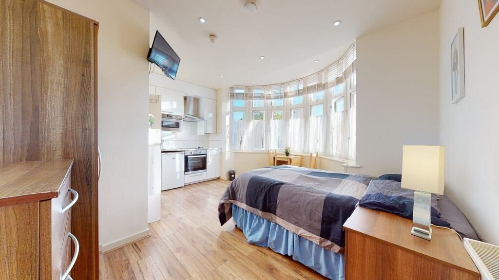 Room Chatsworth Road in Greater London