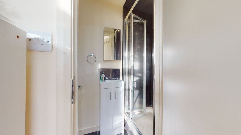 Room Chatsworth Road in Greater London