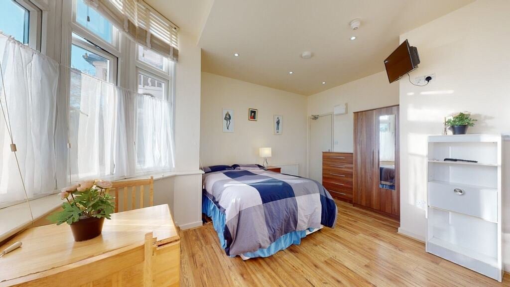 Room Chatsworth Road in Greater London