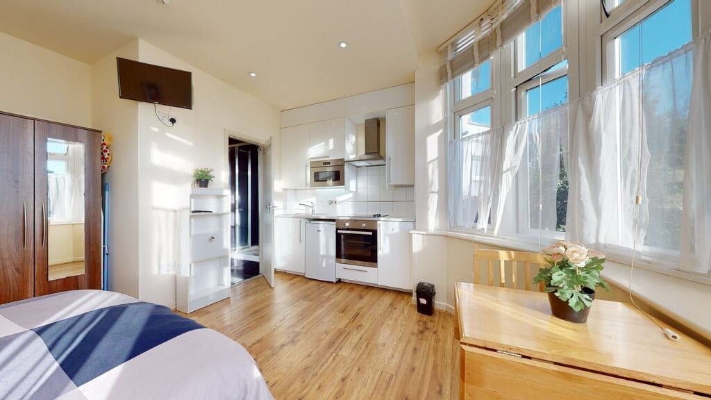 Room Chatsworth Road in Greater London
