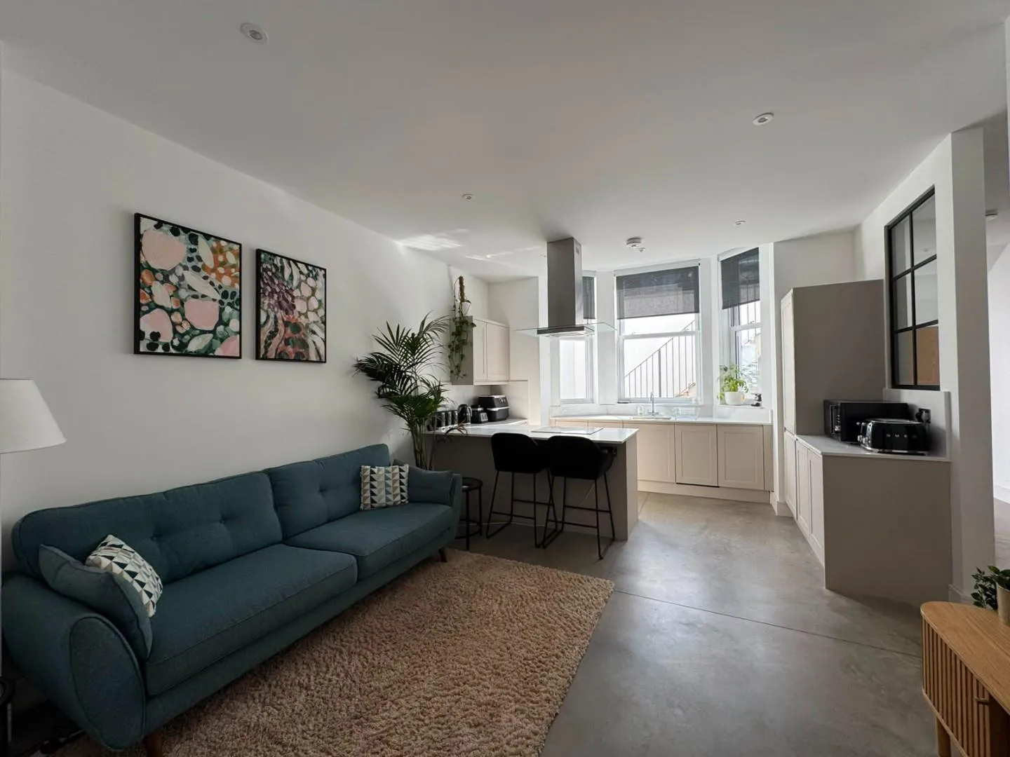 Flat Cumberland Park in Greater London