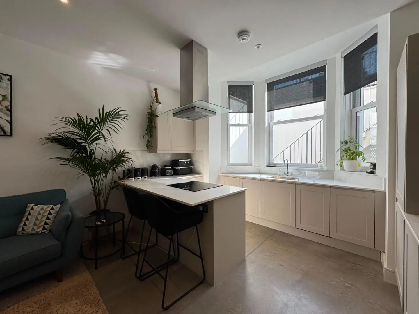 Flat Cumberland Park in Greater London