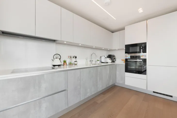 Flat Pan Peninsula Square in Greater London