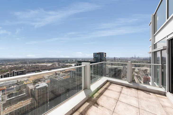 Flat Pan Peninsula Square in Greater London