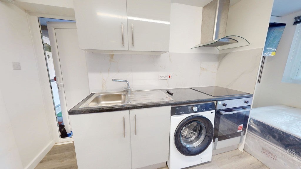 Room Monmouth Close in Greater London