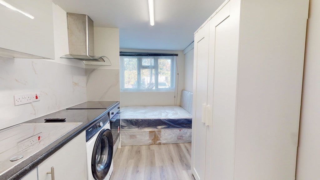Room Monmouth Close in Greater London