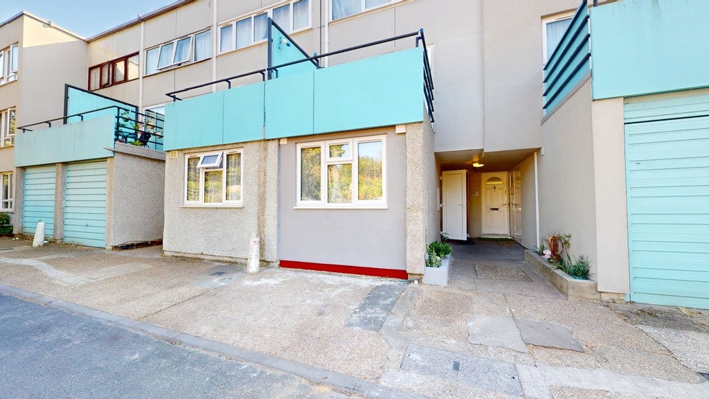 Room Monmouth Close in Greater London