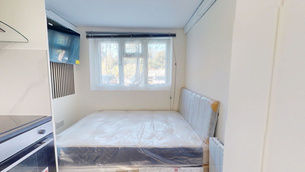 Room Monmouth Close in Greater London