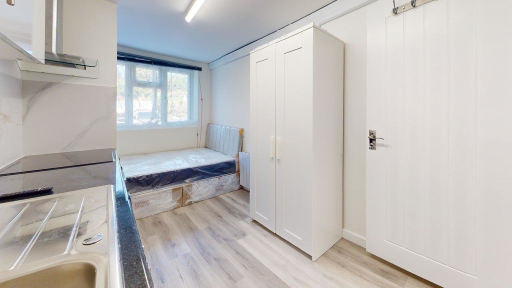 Room Monmouth Close in Greater London
