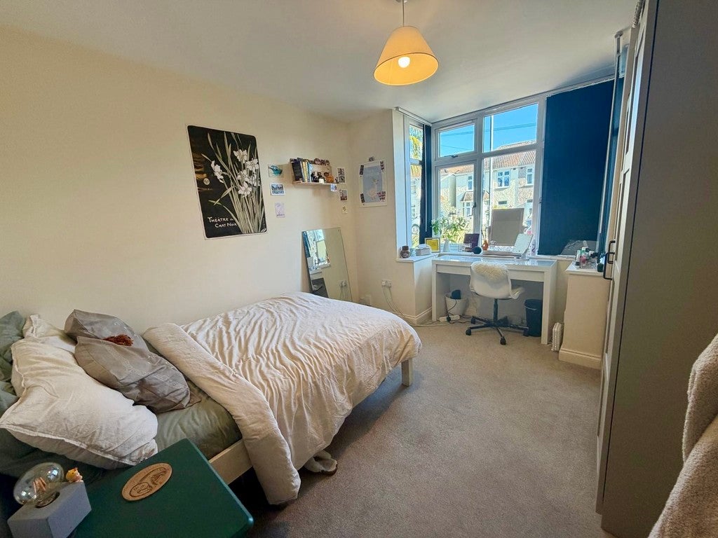 Flat Dovercourt Road in Bristol