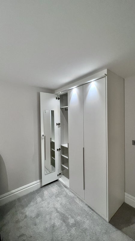 Room Plough Lane in Greater London