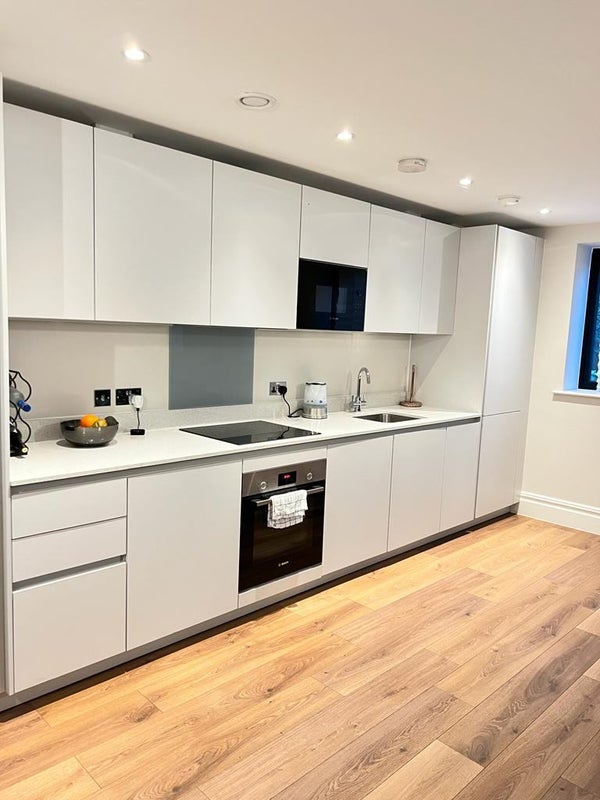 Room Plough Lane in Greater London