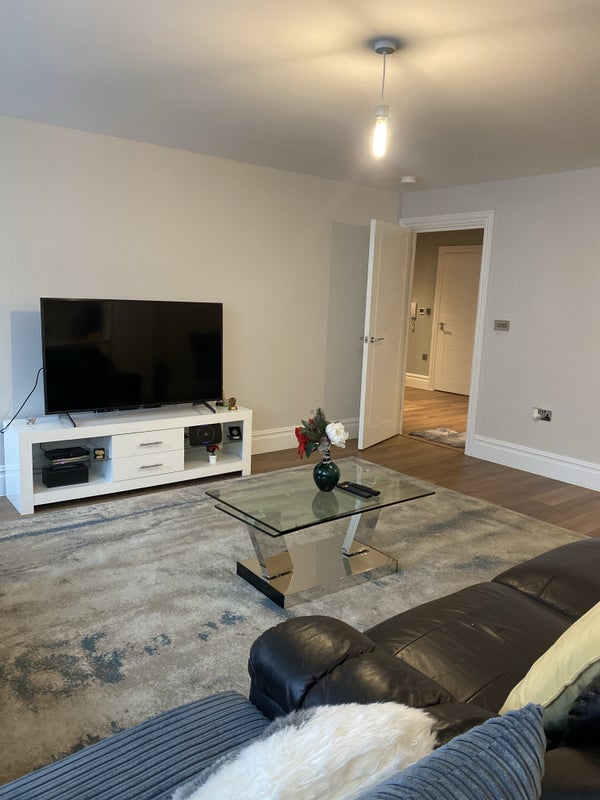 Room Plough Lane in Greater London