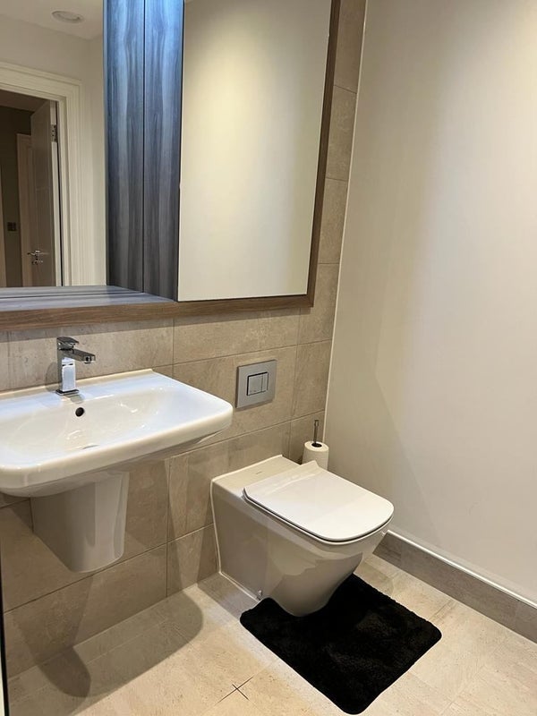 Room Plough Lane in Greater London