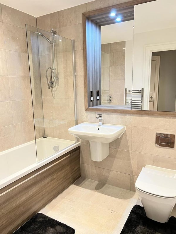 Room Plough Lane in Greater London