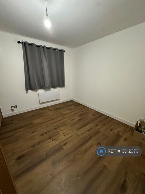 Flat Spring Close in Greater London