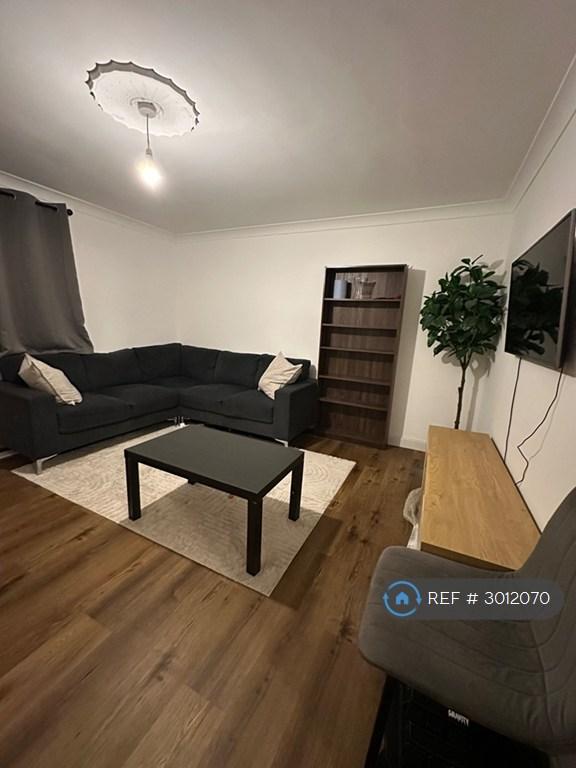 Flat Spring Close in Greater London