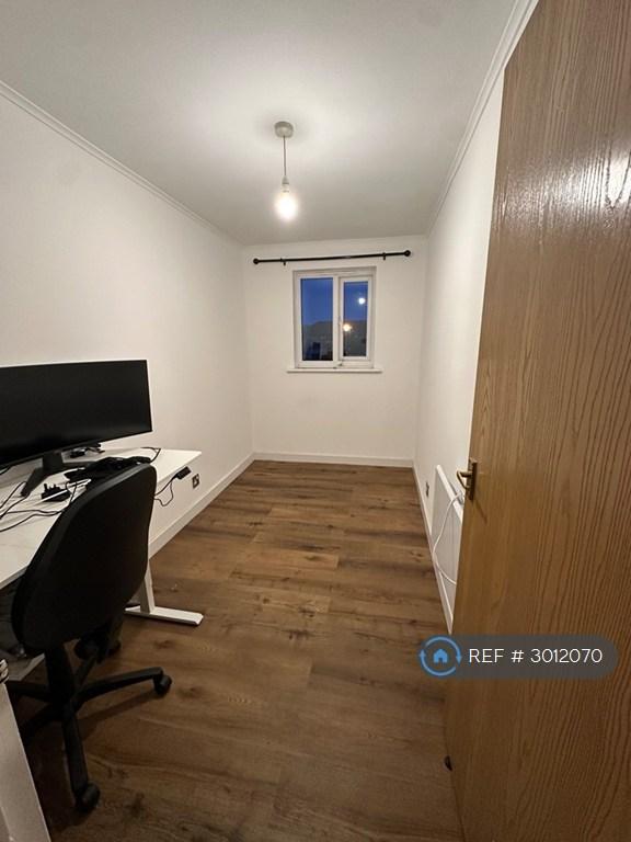 Flat Spring Close in Greater London