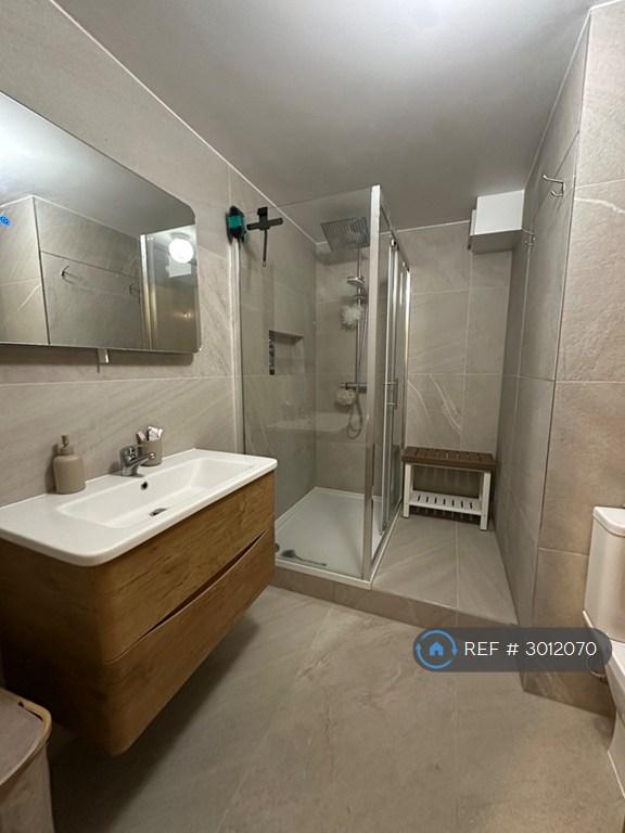 Flat Spring Close in Greater London