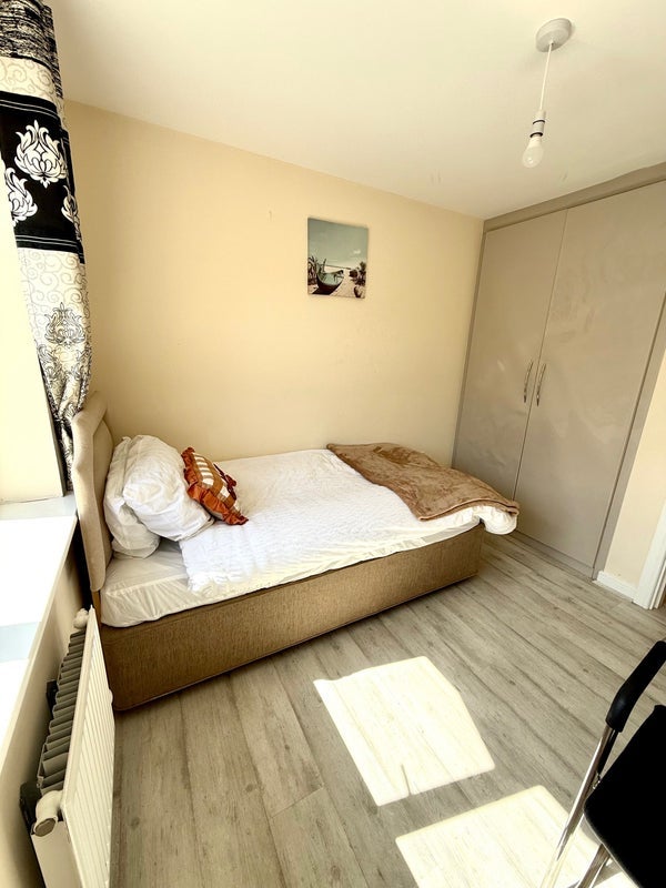 Room Eighteen Acre Drive in Bristol