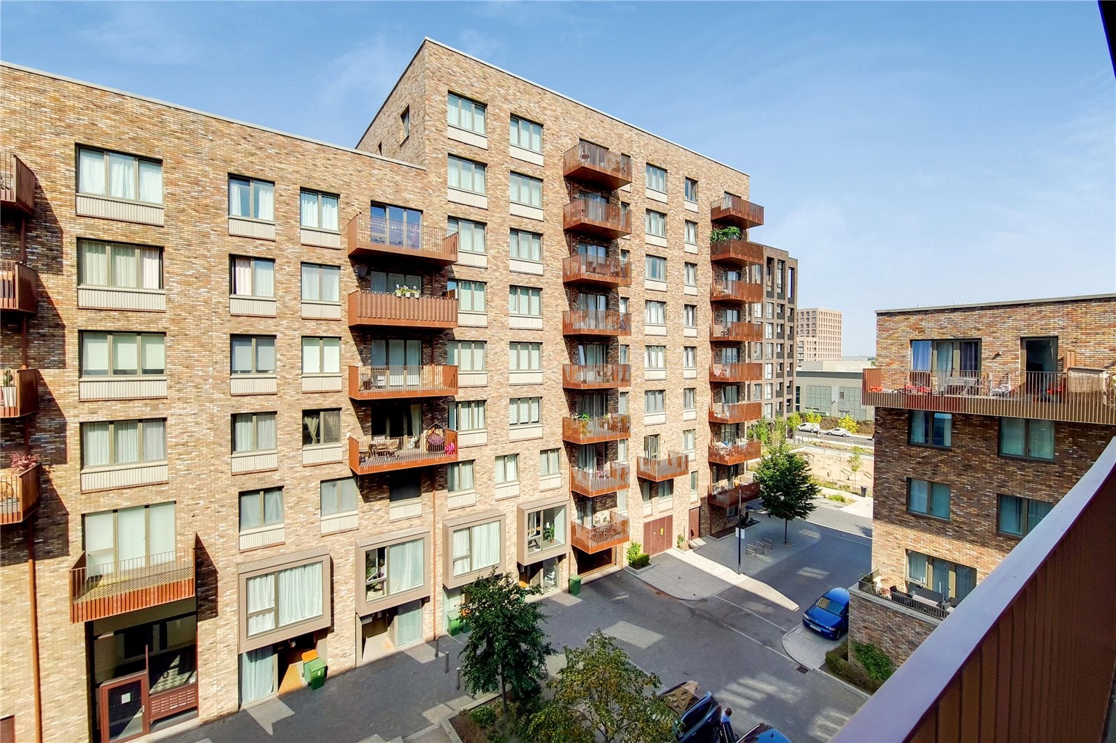 Flat Frobisher Yard in Greater London