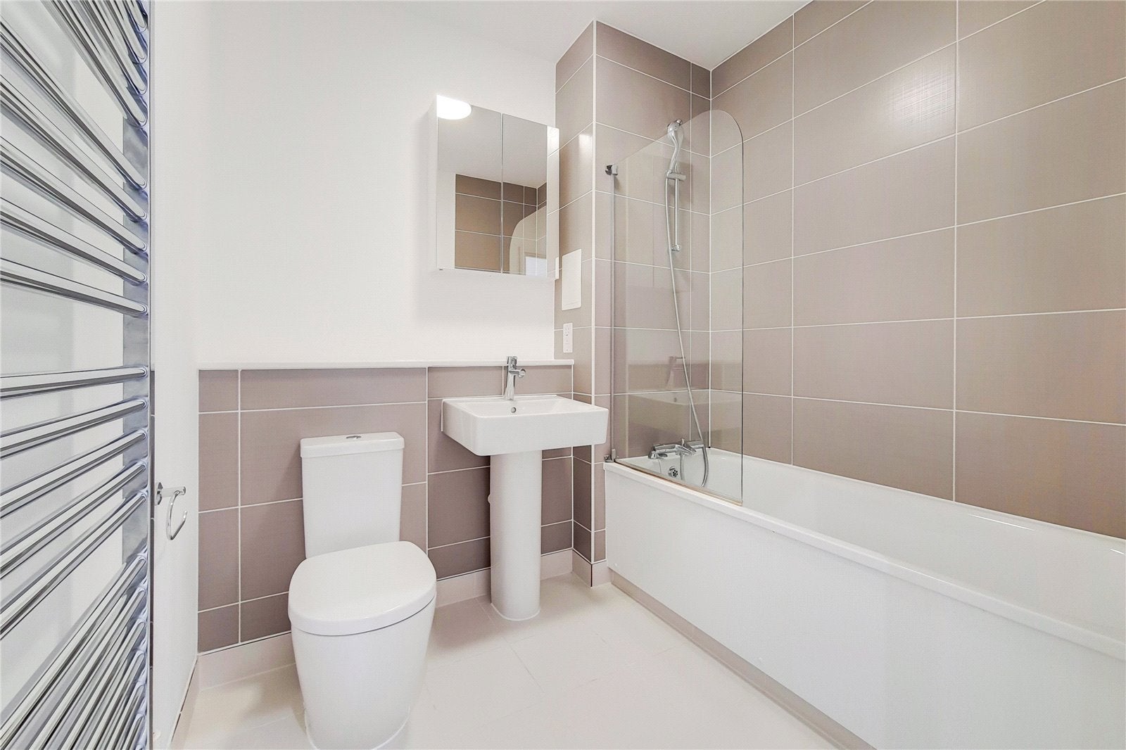Flat Frobisher Yard in Greater London