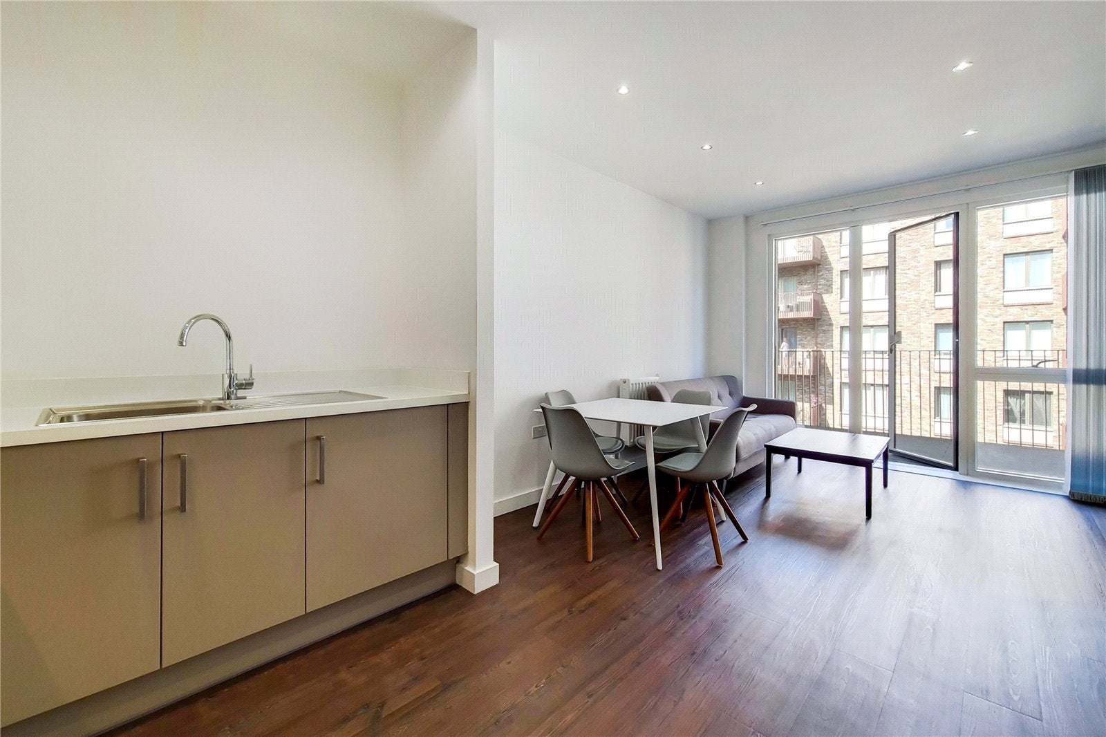 Flat Frobisher Yard in Greater London