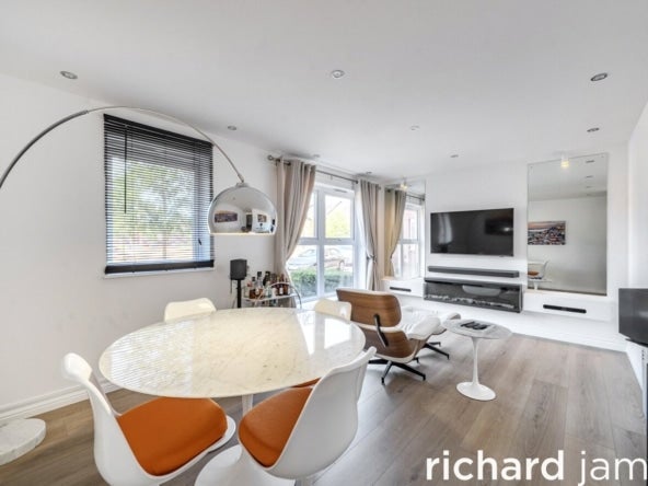 Flat Celsus Grove in Swindon