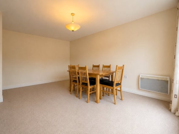 Flat Sandy Lane in Swindon