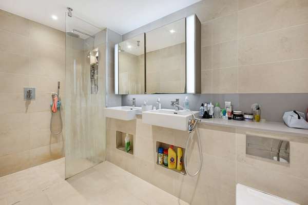 Flat Malthouse Road in Greater London