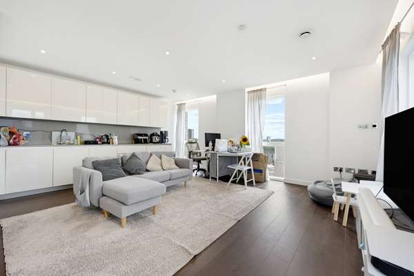 Flat Malthouse Road in Greater London