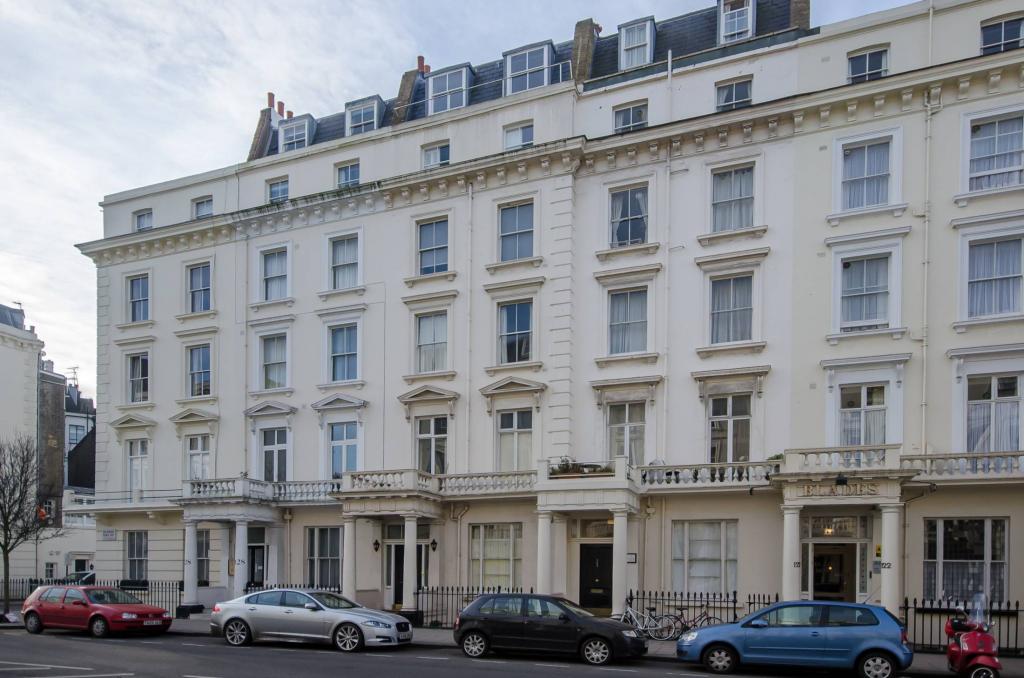Flat Belgrave Road in City of Westminster