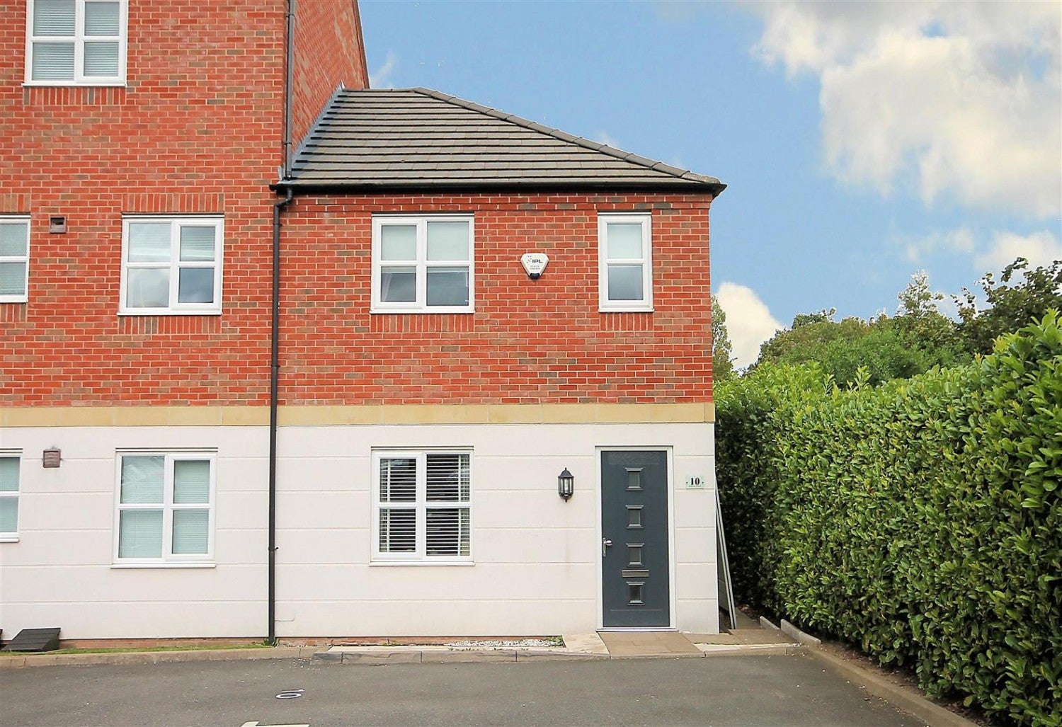 House Lowes Drive in Tamworth
