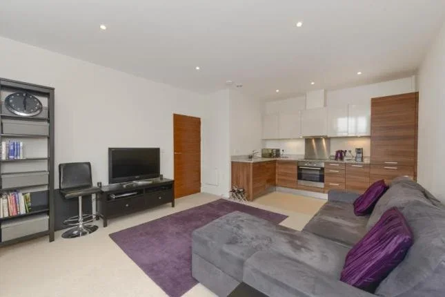 Flat Bromyard Avenue in Greater London
