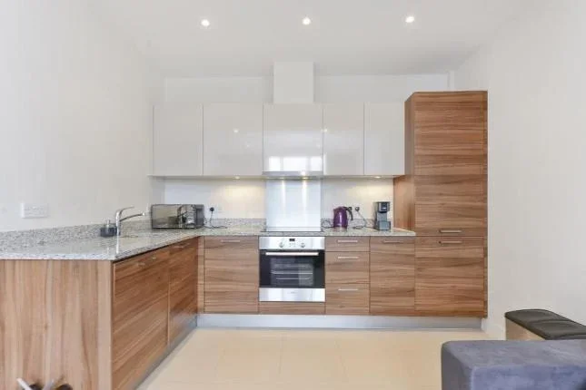 Flat Bromyard Avenue in Greater London