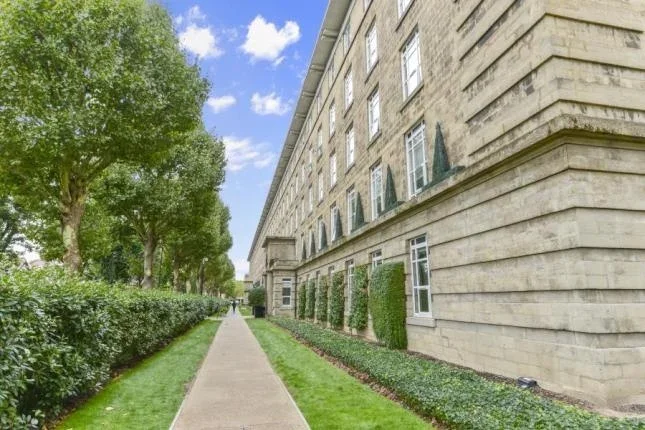 Flat Bromyard Avenue in Greater London