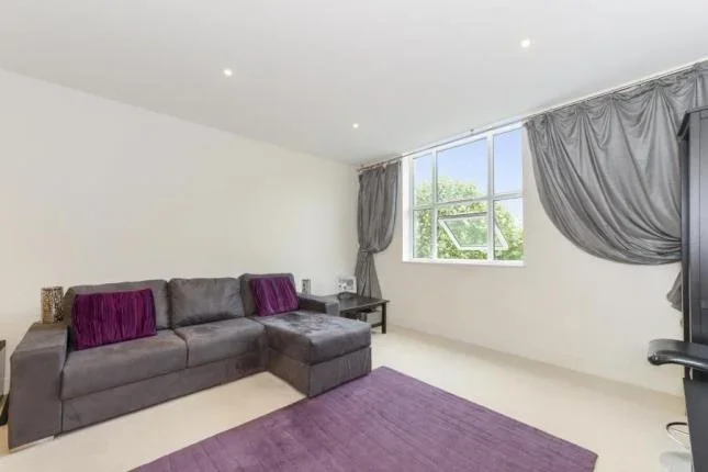 Flat Bromyard Avenue in Greater London