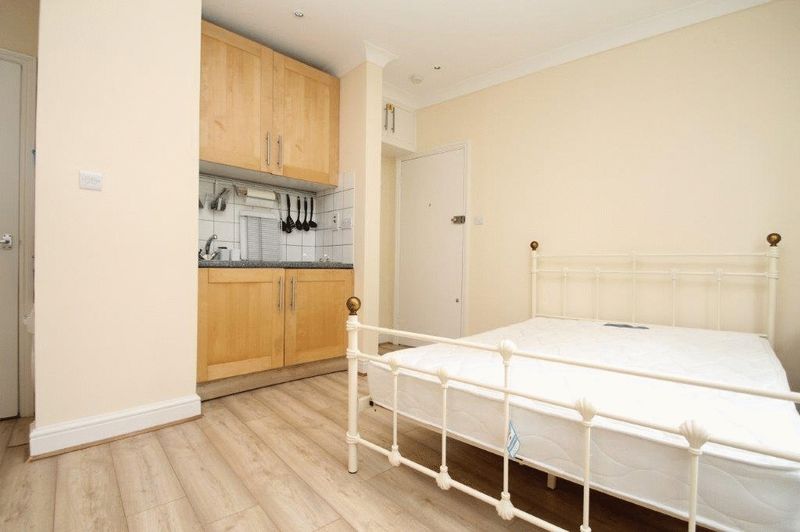 Flat Webber Street in Greater London