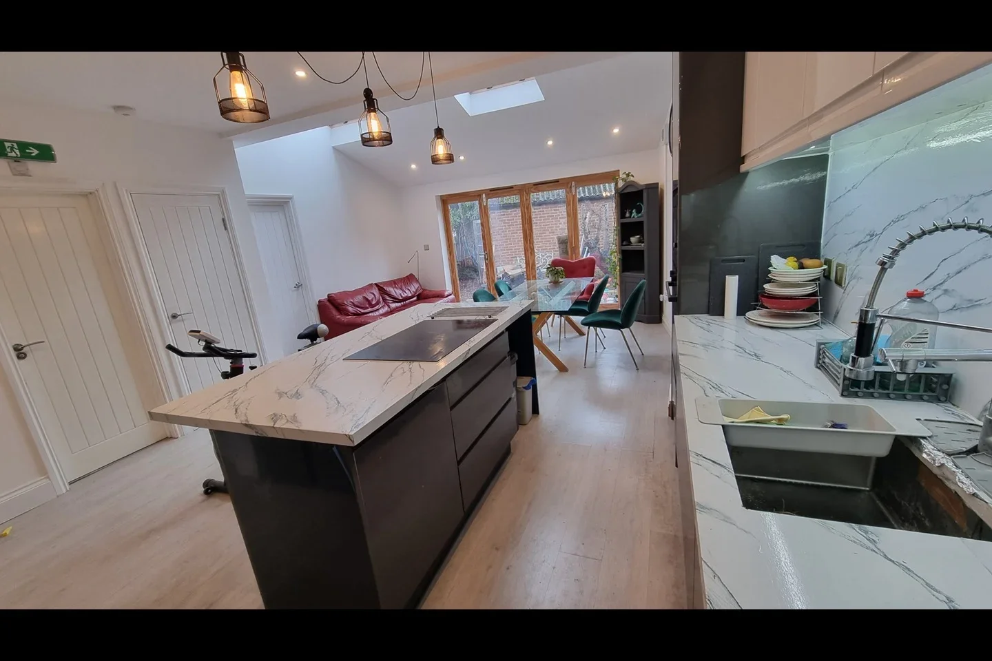 Room Eton Avenue in Greater London