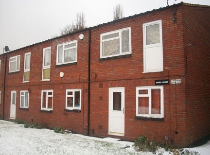 Flat Hailes Park Close in Wolverhampton