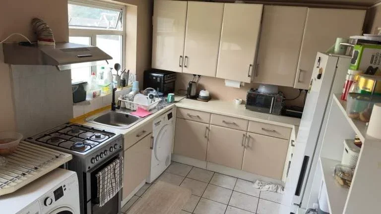 Room Pickwick Close in Greater London