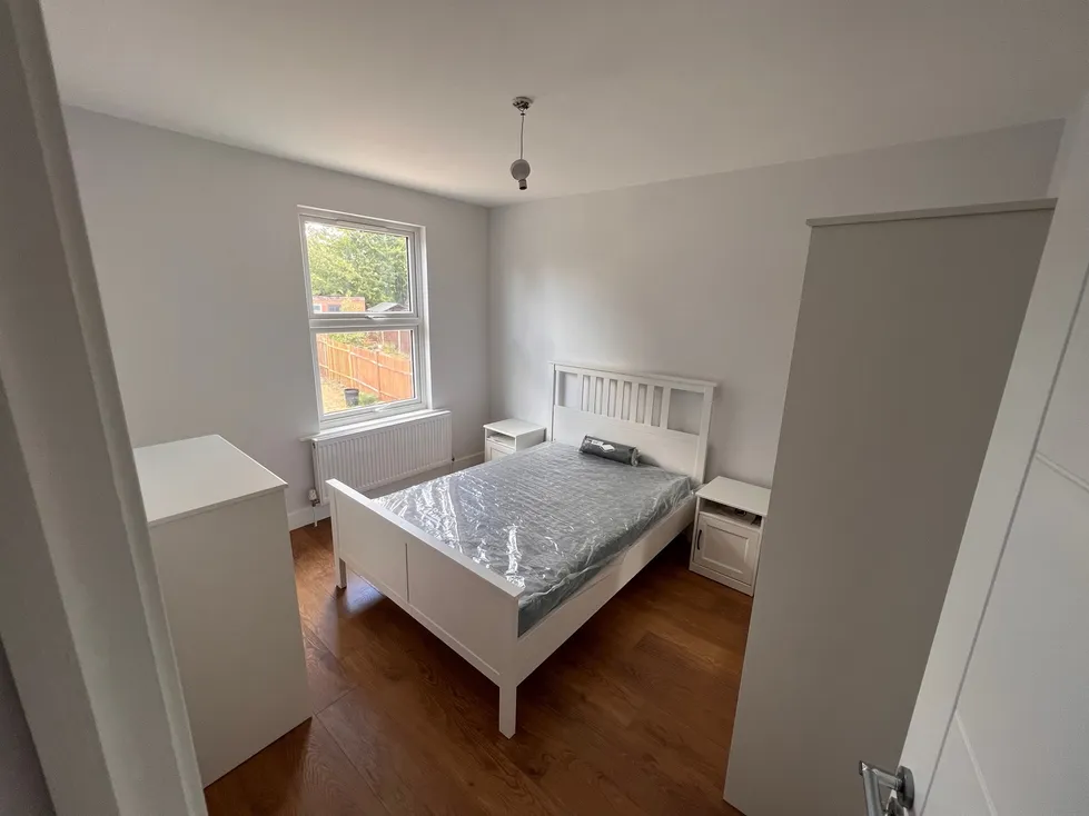 Flat Hartham Road in London