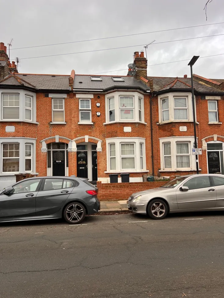 Flat Hartham Road in London