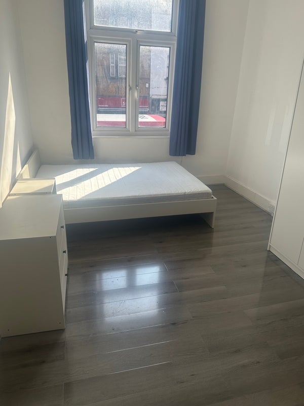 Flat Barking Road in Greater London