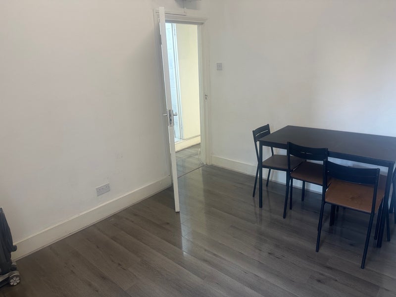 Flat Barking Road in Greater London