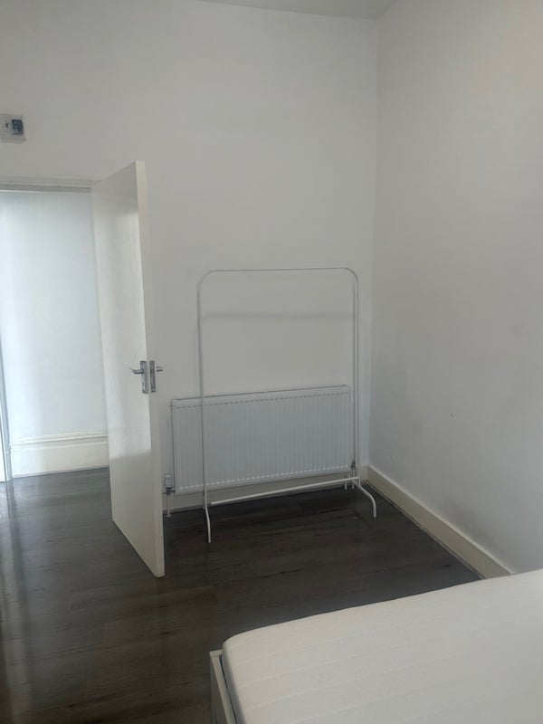 Flat Barking Road in Greater London