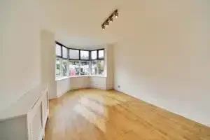 Flat Heathfield Gardens in Greater London