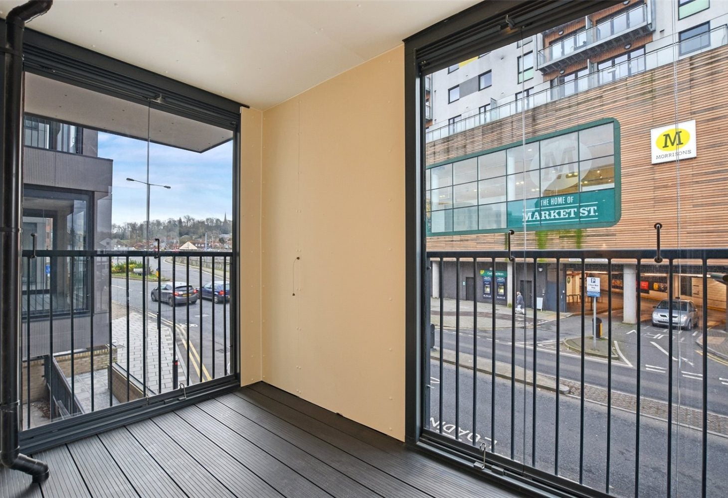 Flat Pinner Road in Greater London