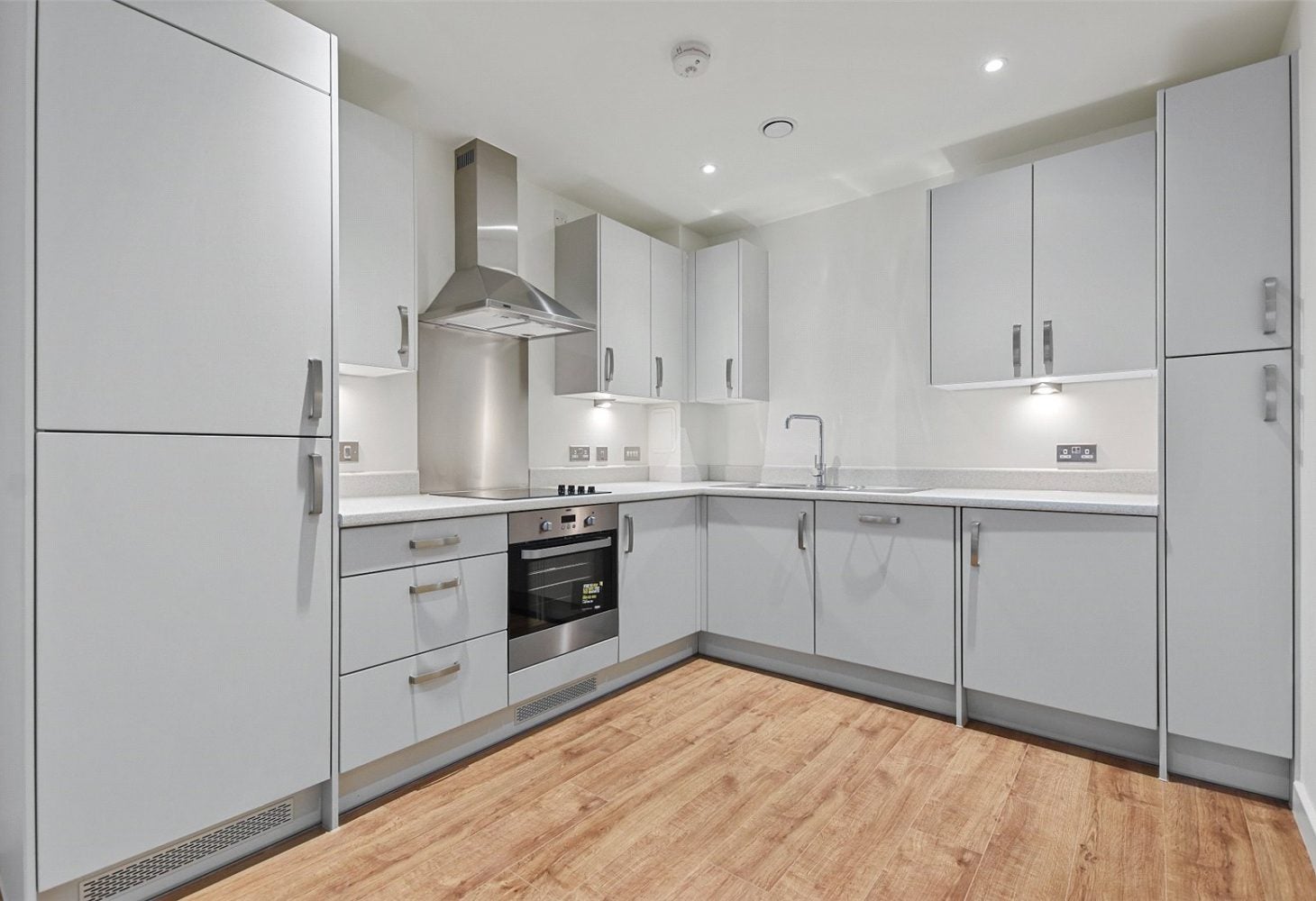 Flat Pinner Road in Greater London