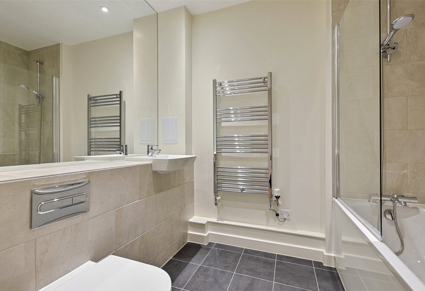 Flat Pinner Road in Greater London